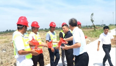 立信丨嘉興市教育局領(lǐng)導(dǎo)高溫慰問送清涼，殷殷關(guān)懷鼓干勁