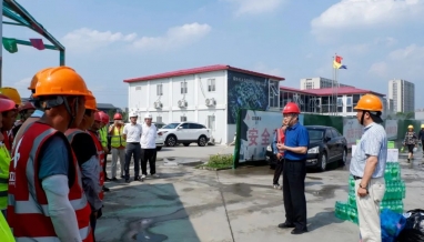 嘉興市建筑業(yè)行業(yè)協(xié)會秘書長洪志躍等一行蒞臨我集團(tuán)承建項(xiàng)目高溫慰問