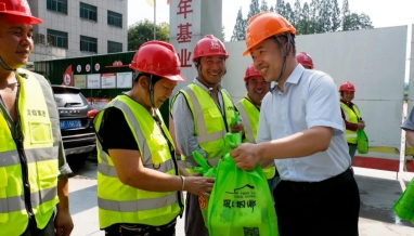桐鄉(xiāng)市總工會黨組書記、主席成曉萍一行蒞臨我集團(tuán)承建項(xiàng)目高溫慰問